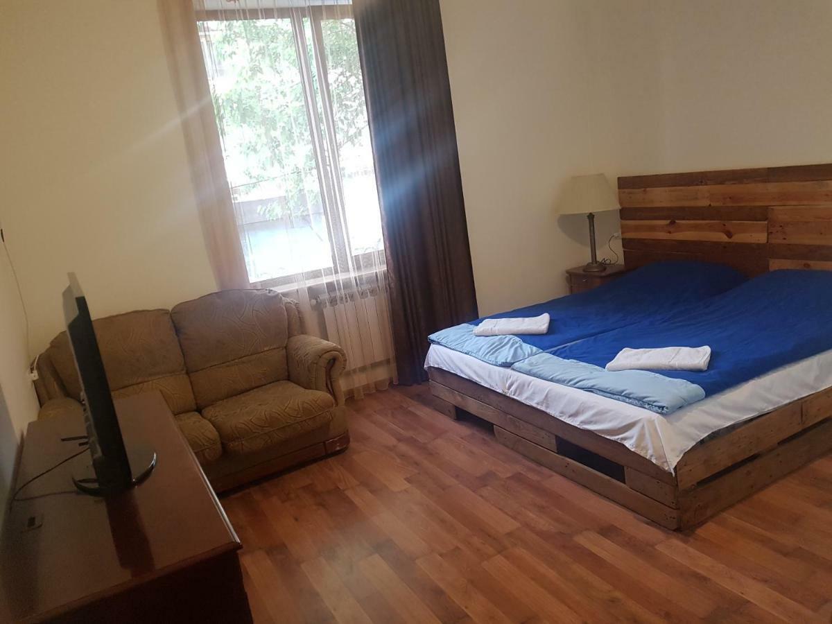 Shat Lav Hostel Yerevan Exterior photo